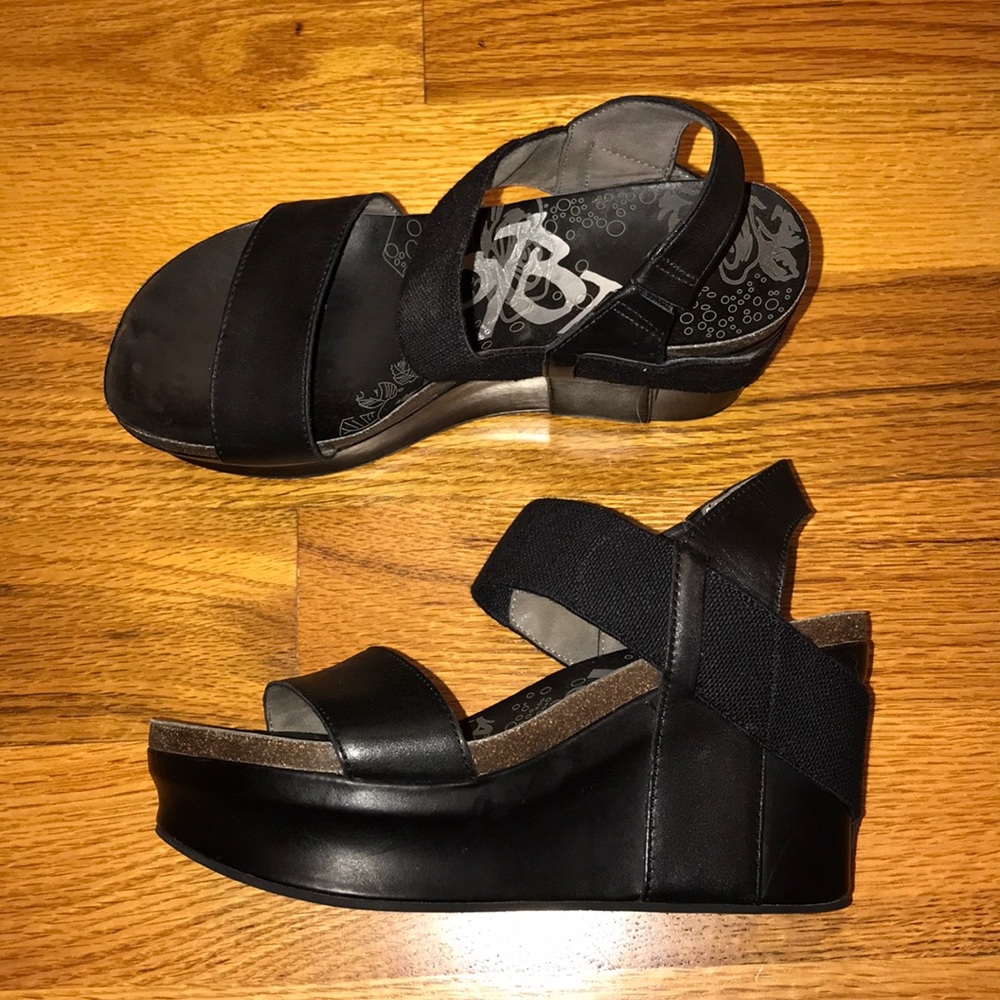 Great condition OTBT Wedges size 7